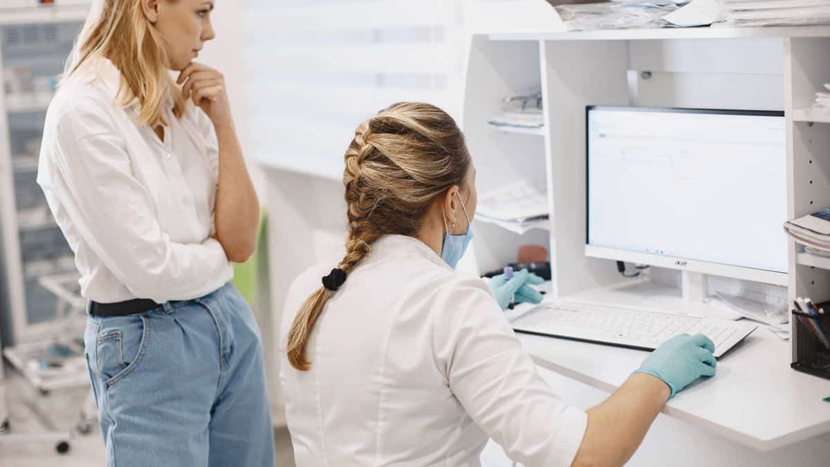 AI-assisted health signal analysis workspace